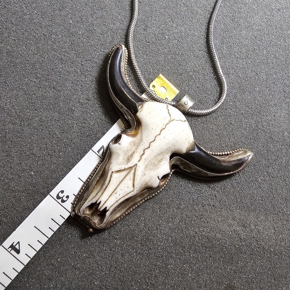 Hand Carved White Bull Head Skull Black Horn Pendant with Floral Back necklace o - Picture 10 of 11